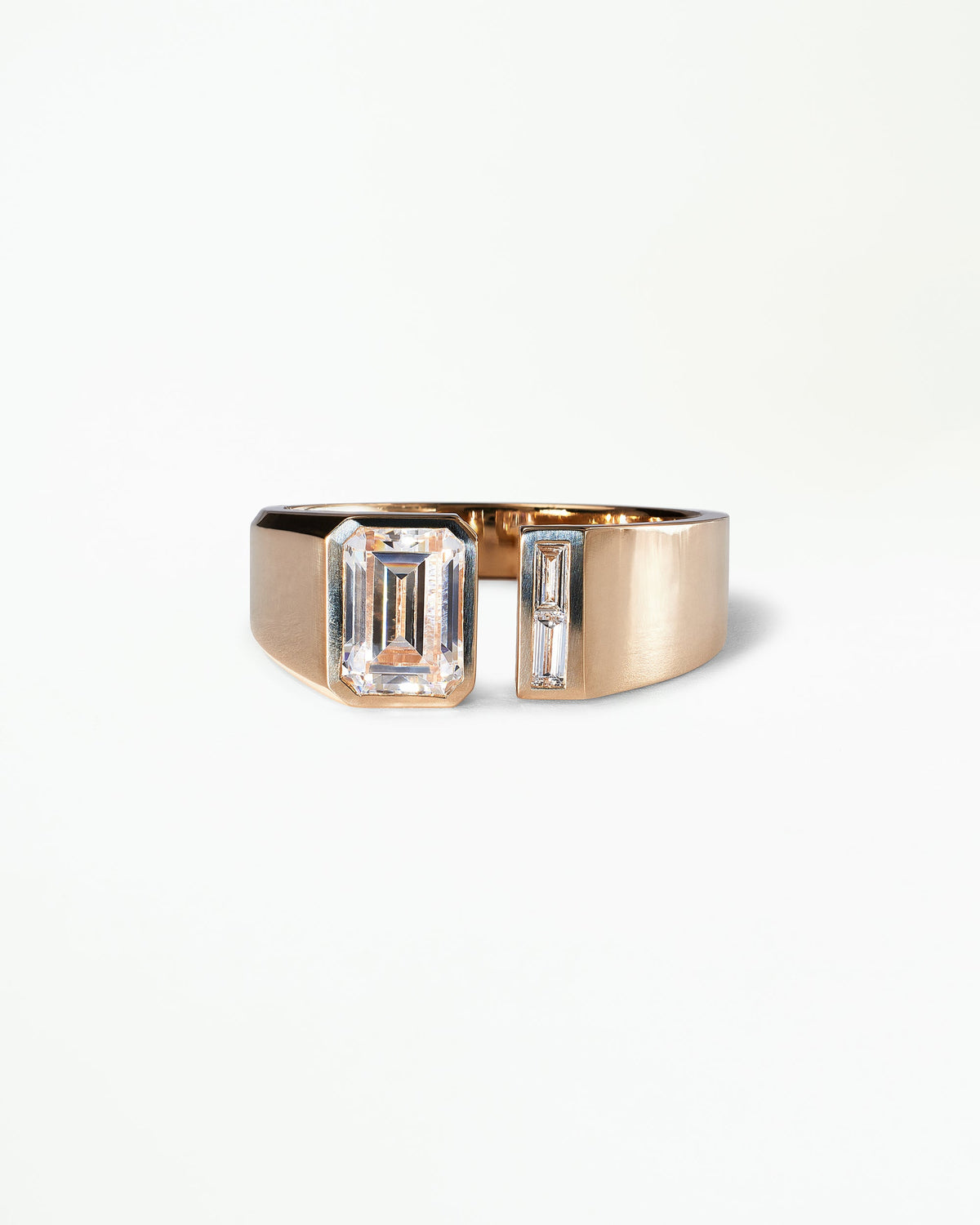 [lifestyle]Emerald and Baguette Cut Diamond Dyad Signet