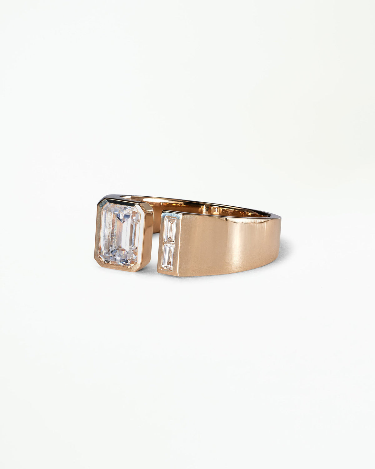 [lifestyle]Emerald and Baguette Cut Diamond Dyad Signet