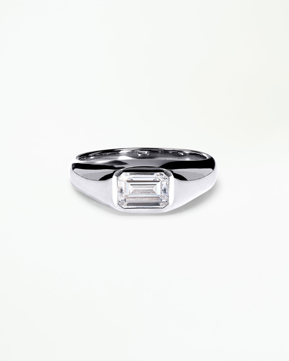 [lifestyle]Emerald Cut Diamond Soft Signet Ring