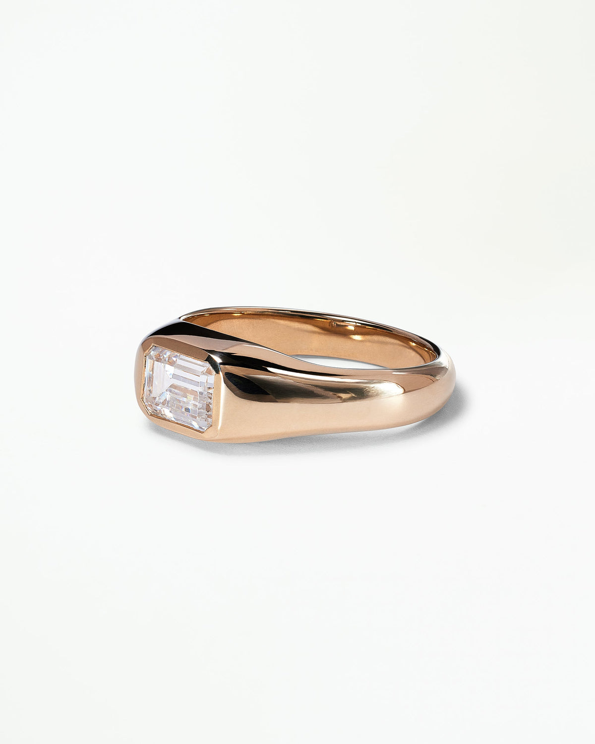 [lifestyle]Emerald Cut Diamond Soft Signet Ring