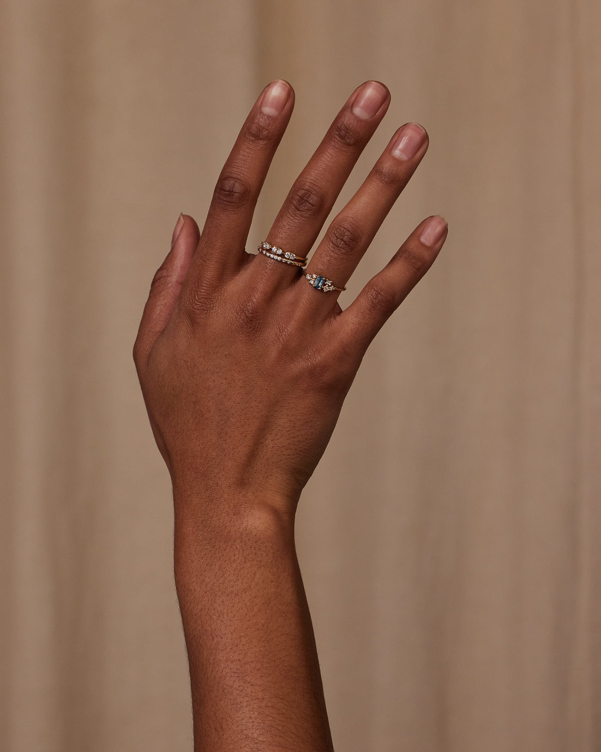 [lifestyle]Hand with rings on a beige background