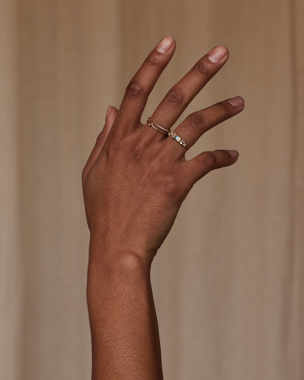[lifestyle]Hand with a ring on a beige background