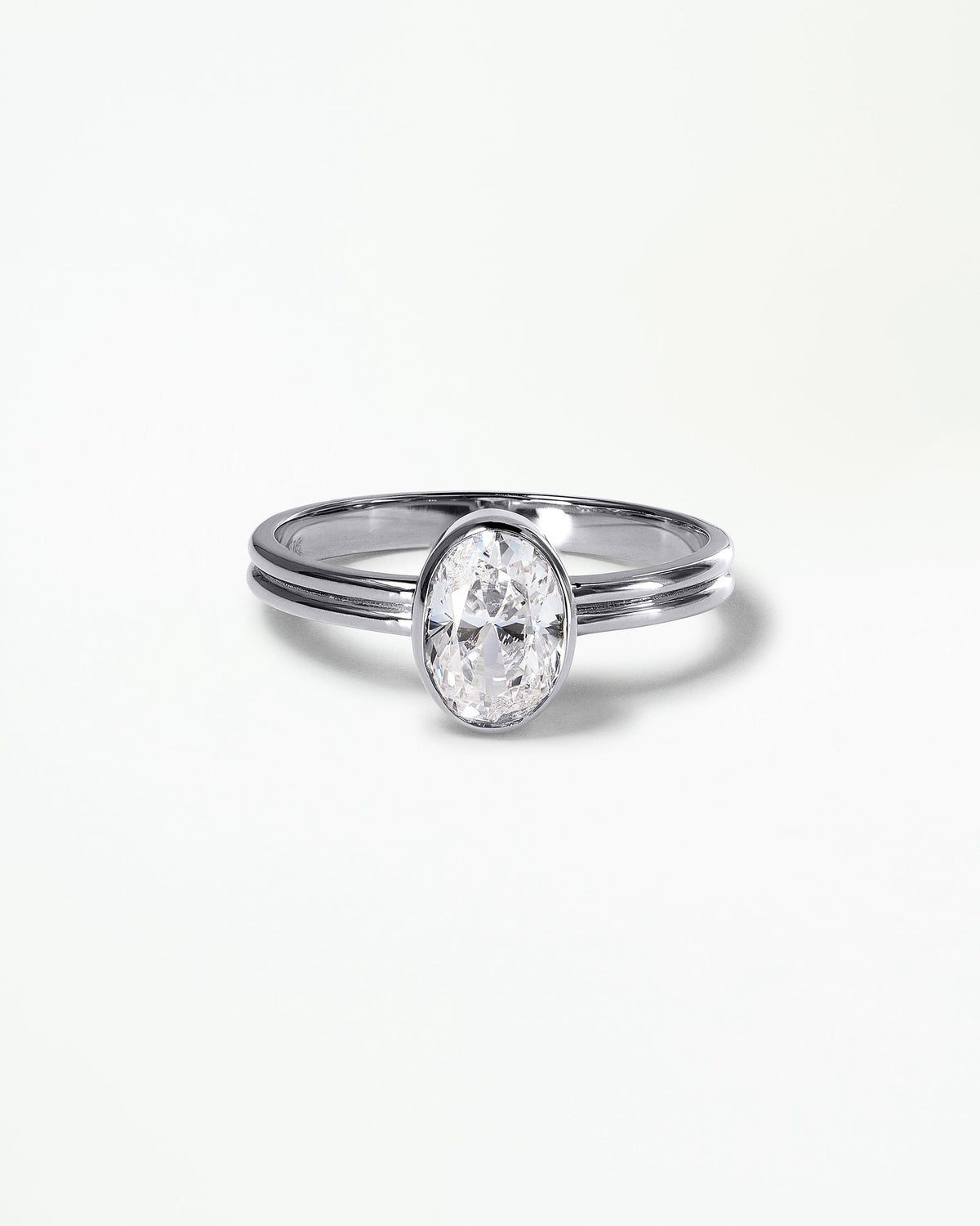 [lifestyle]Oval Brilliant Cut Diamond Ridge Solitaire Ring