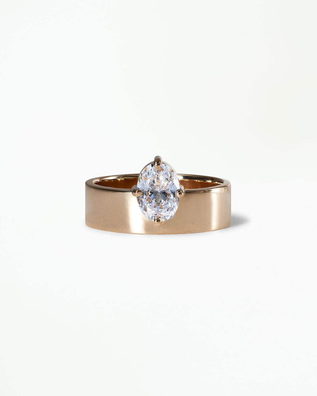 [lifestyle]Oval Cut Diamond Monolith Ring