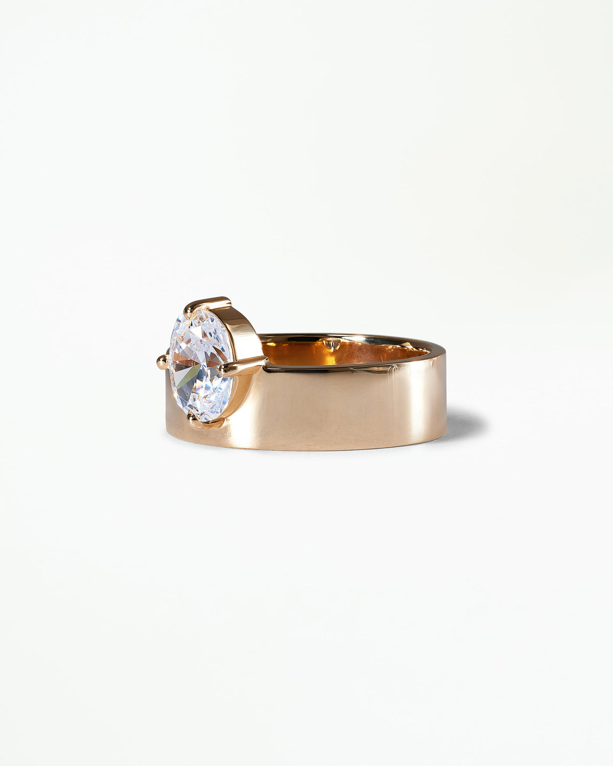 [lifestyle]Oval Cut Diamond Monolith Ring
