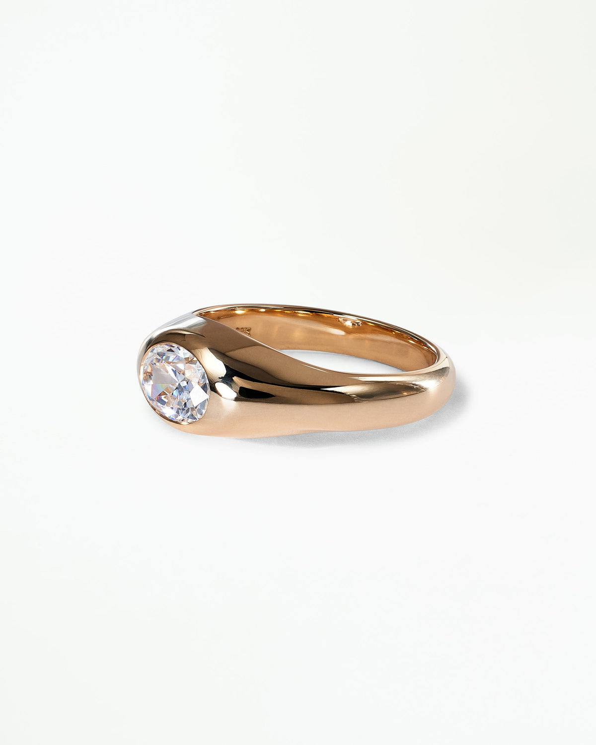 [lifestyle]Oval Cut Diamond Soft Signet Ring