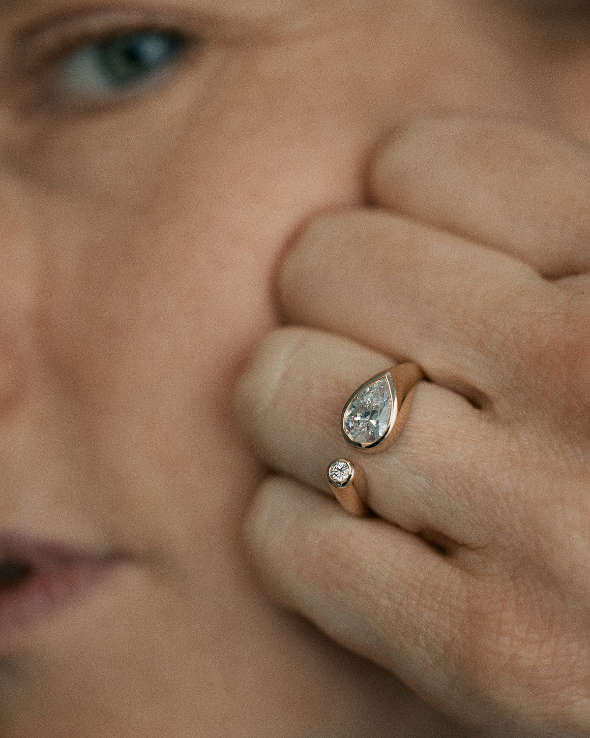 [lifestyle]Pear Cut Diamond Dyad Signet Ring