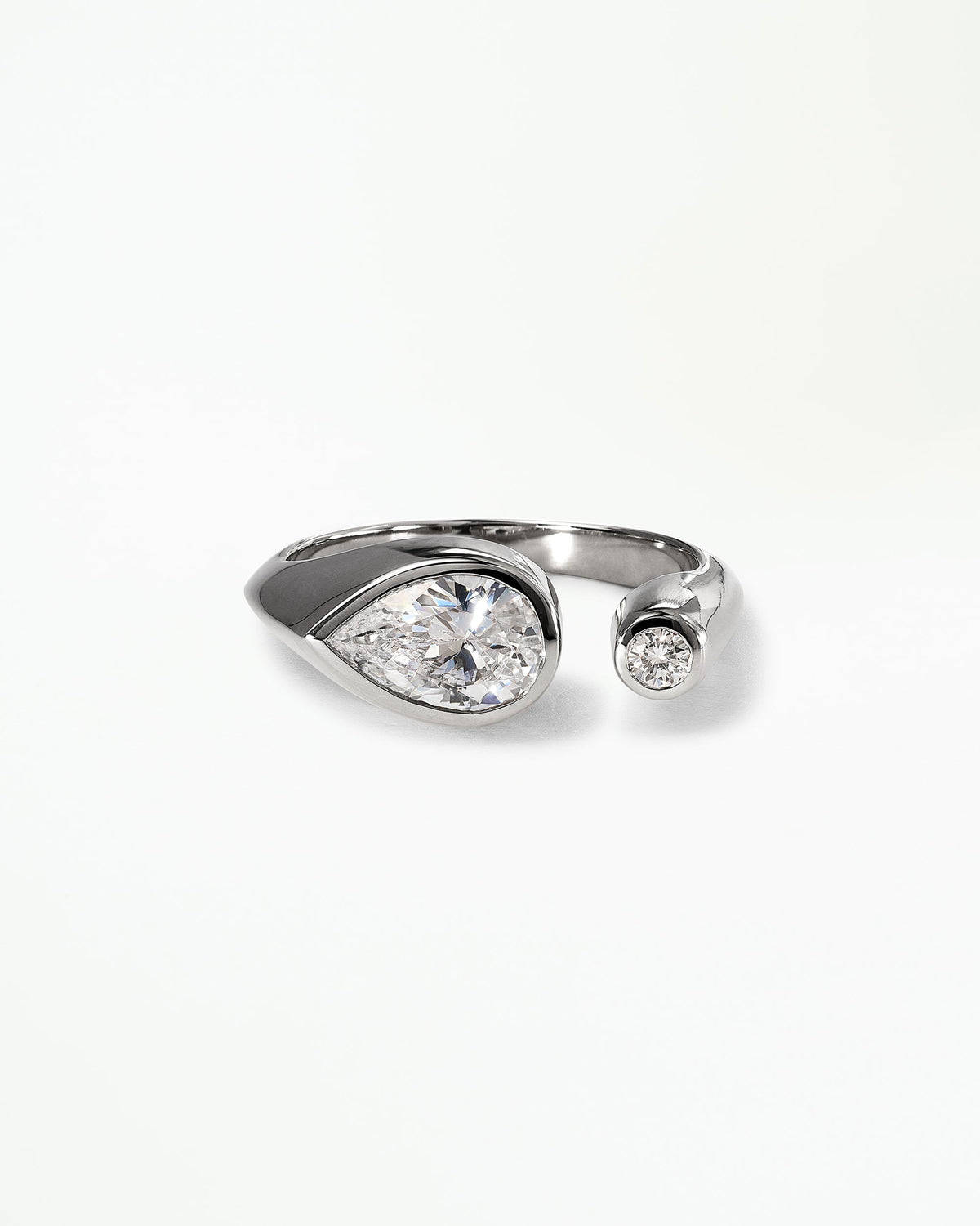 [lifestyle]Pear Cut Diamond Dyad Signet Ring