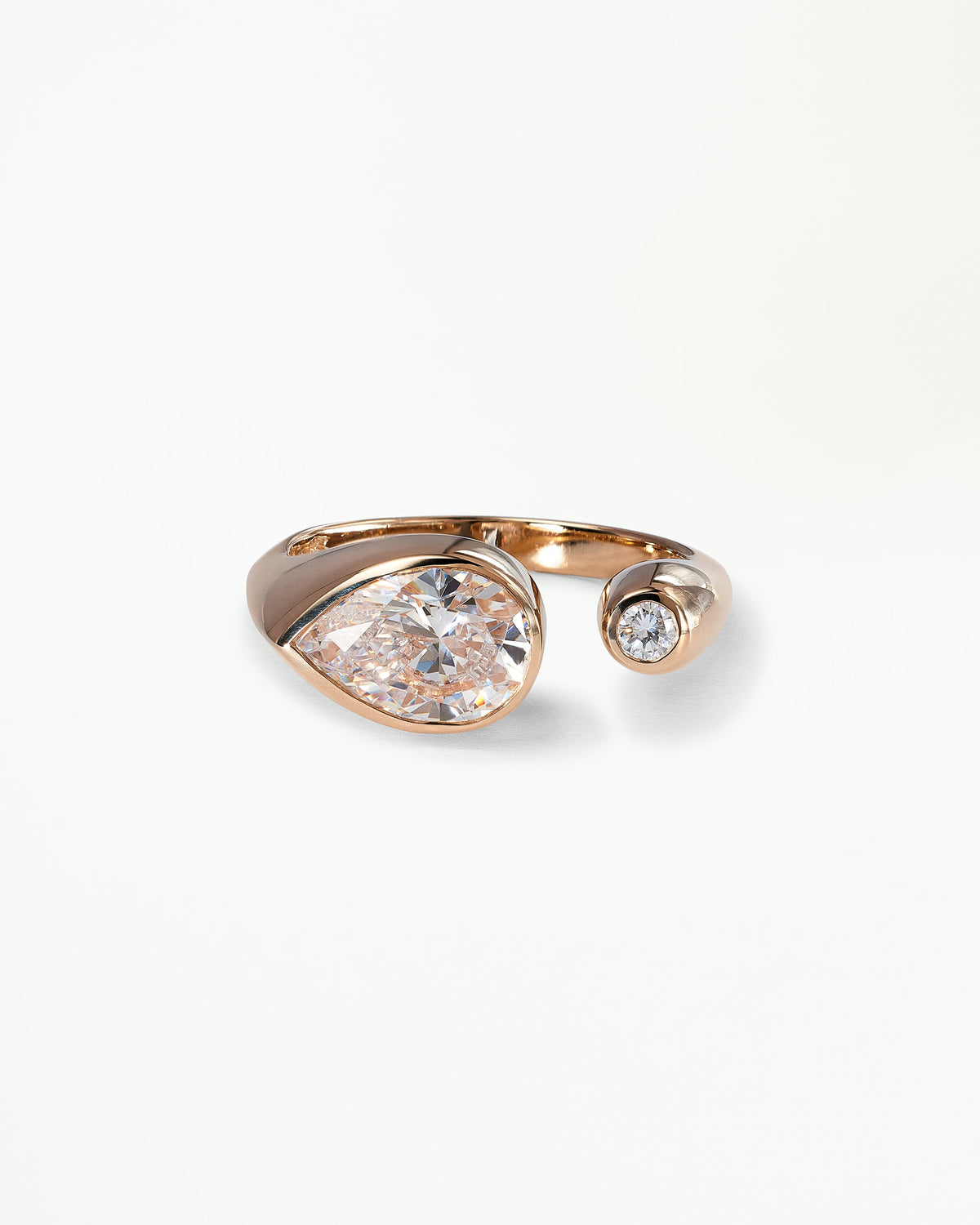 [lifestyle]Pear Cut Diamond Dyad Signet Ring