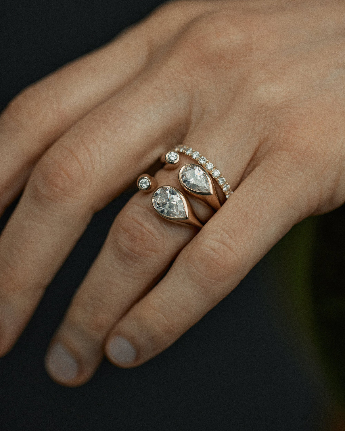[lifestyle]Pear Cut Diamond Dyad Signet Ring