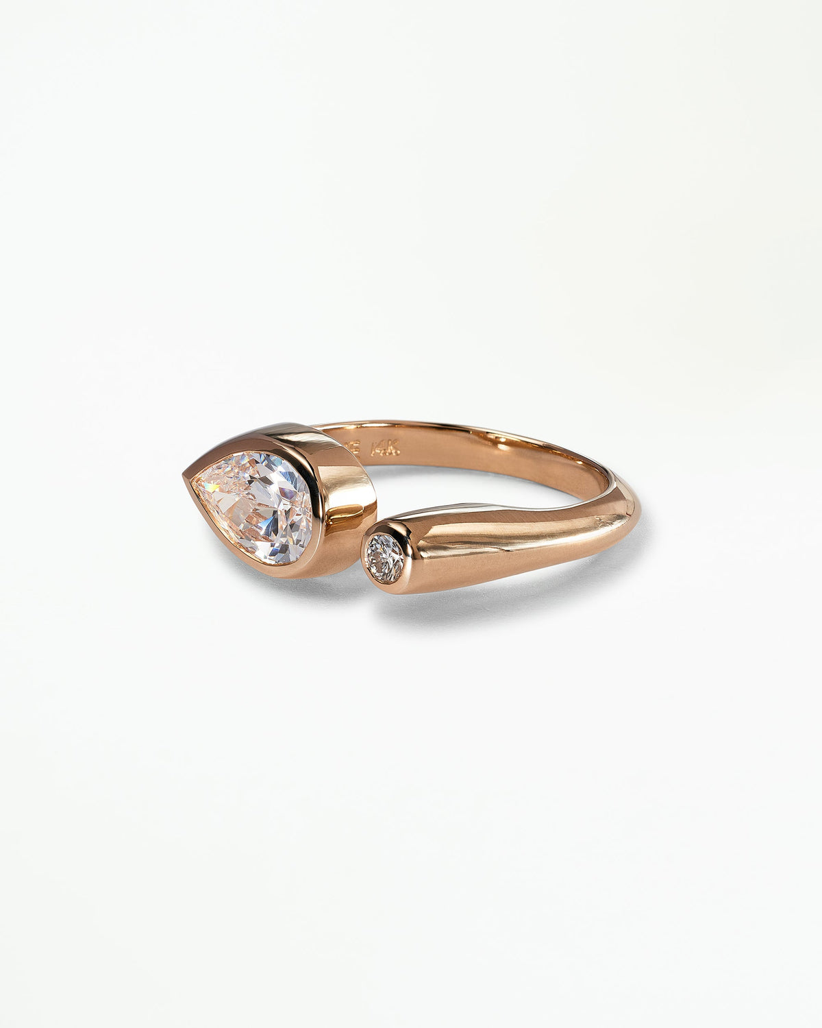 [lifestyle]Pear Cut Diamond Dyad Signet Ring