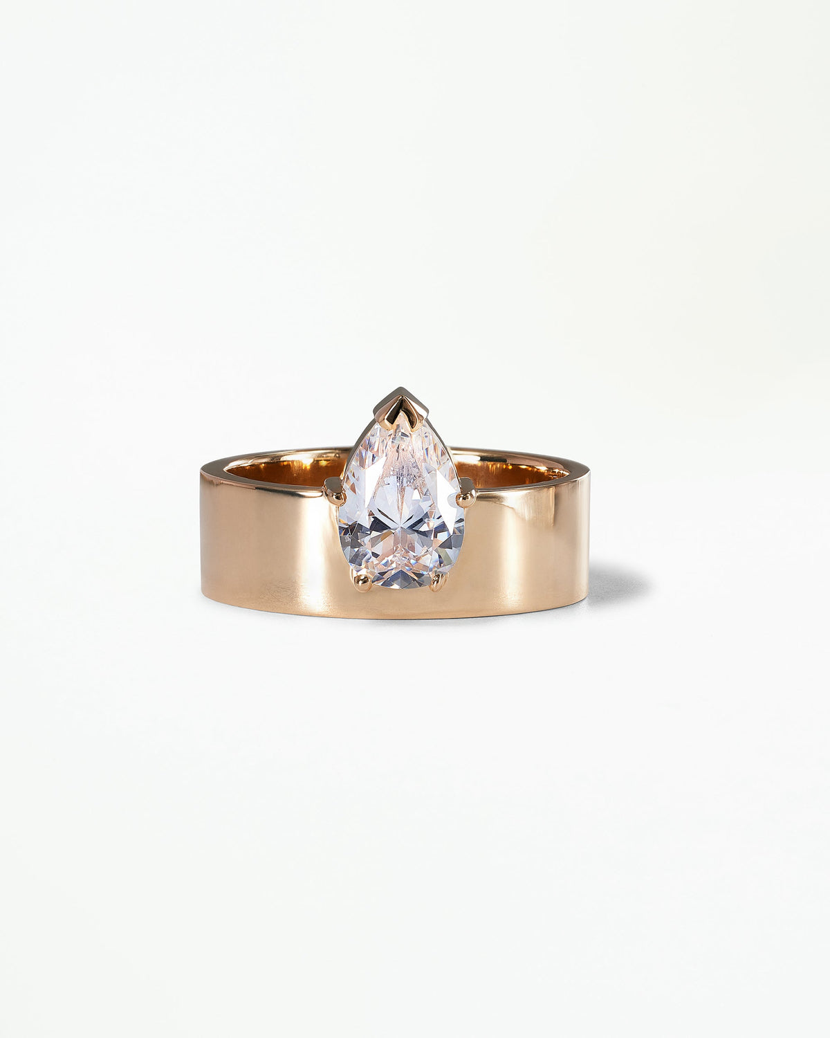 [lifestyle]Pear Cut Diamond Monolith Ring