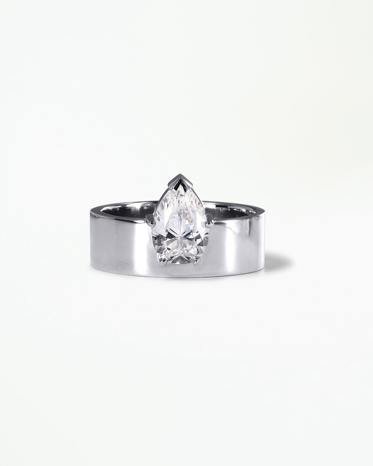 [lifestyle]Pear Cut Diamond Monolith Ring