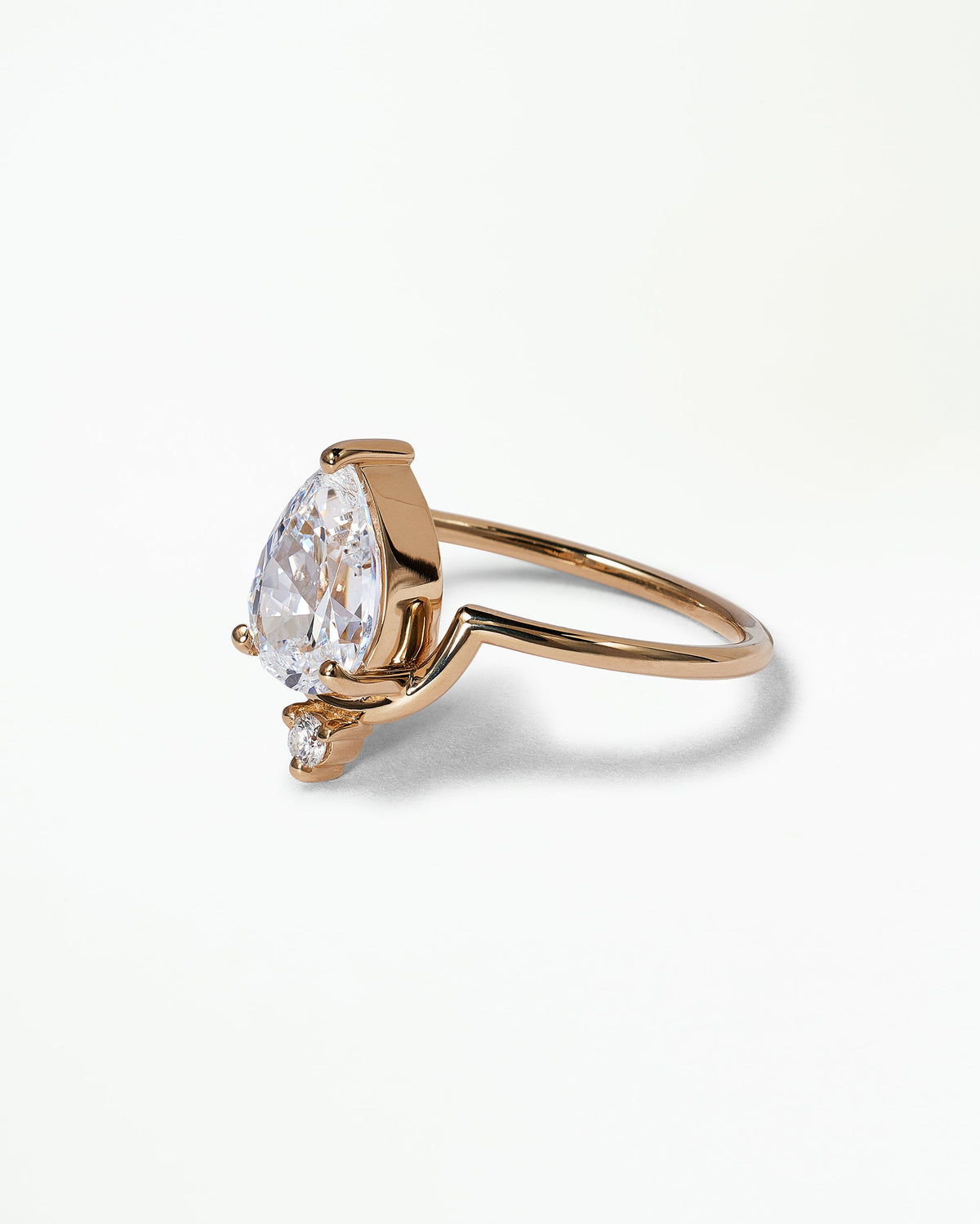 [lifestyle]Pear Cut Diamond Nestled Ring