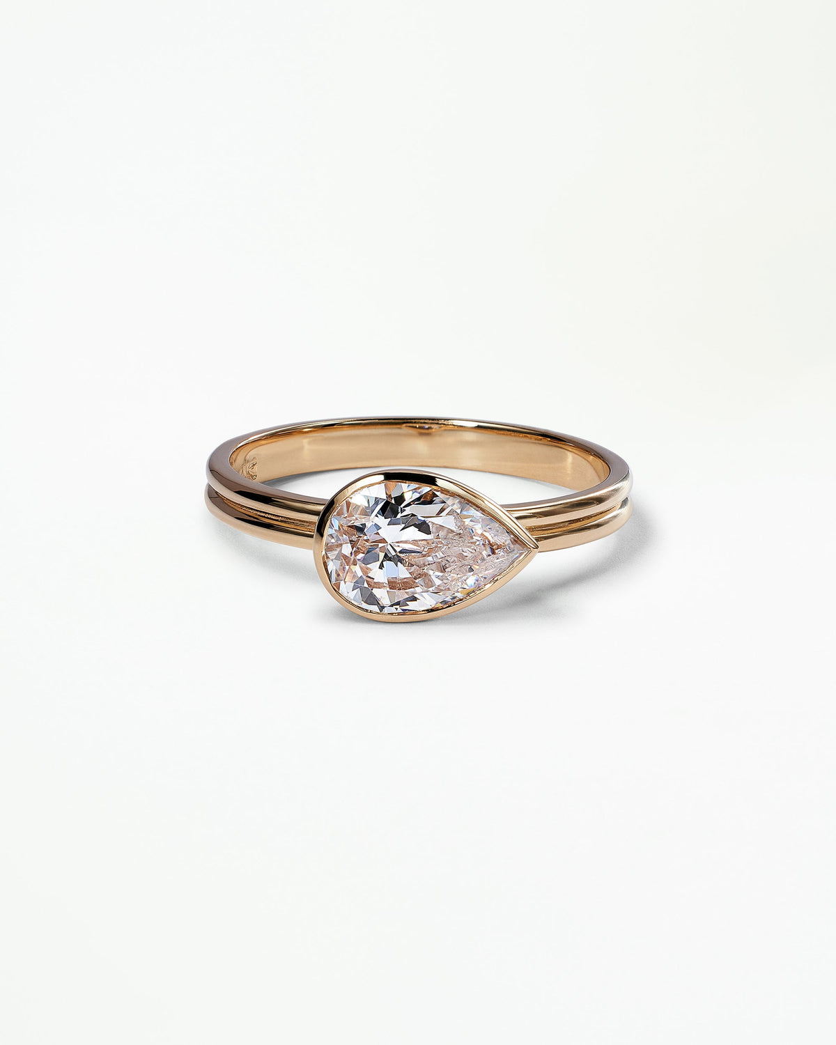 [lifestyle]Pear Cut Diamond Ridge Solitaire Ring