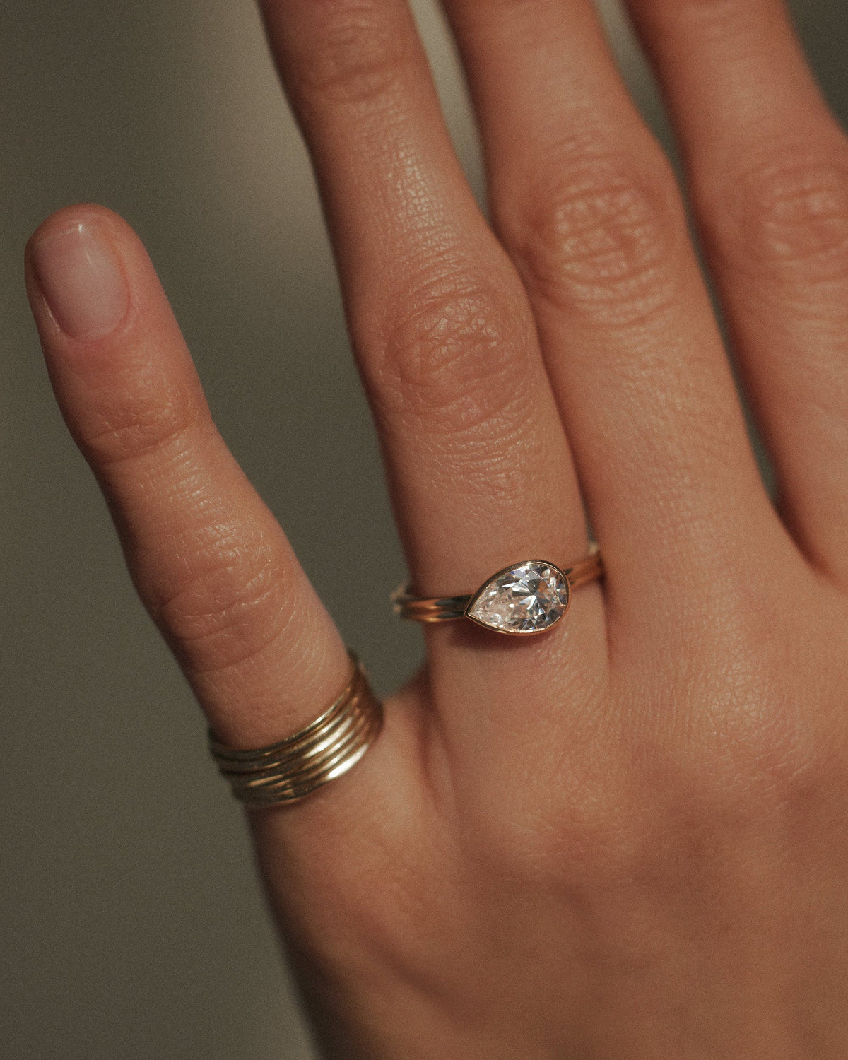 [lifestyle]Pear Cut Diamond Ridge Solitaire Ring