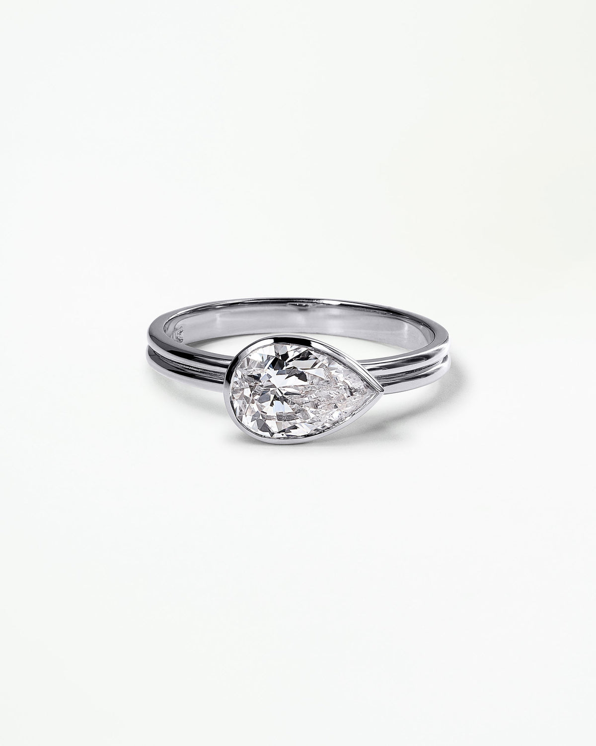 [lifestyle]Pear Cut Diamond Ridge Solitaire Ring