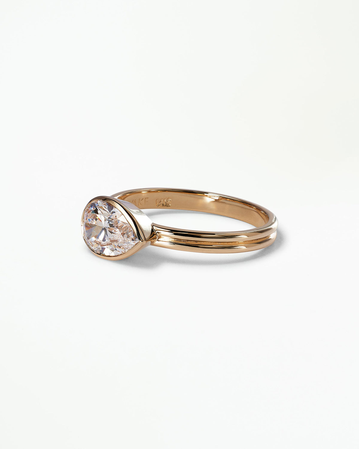 [lifestyle]Pear Cut Diamond Ridge Solitaire Ring