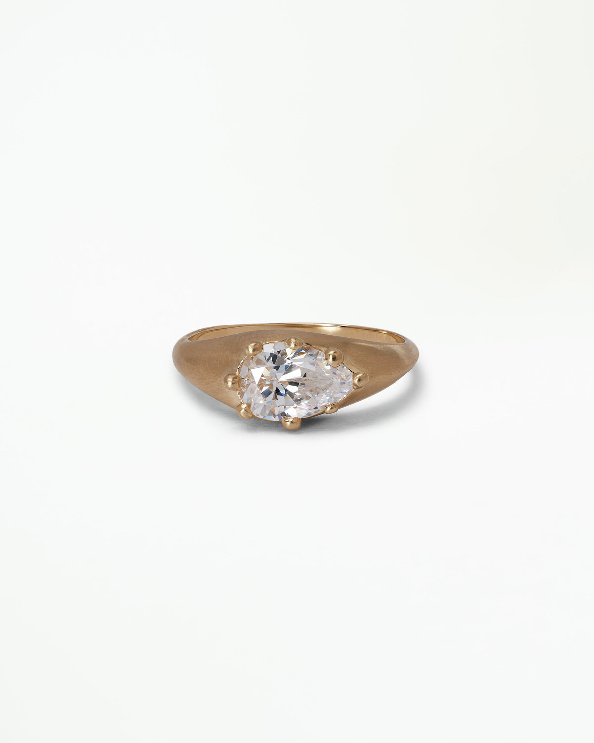 [lifestyle]Pear Cut Diamond Signet Ring