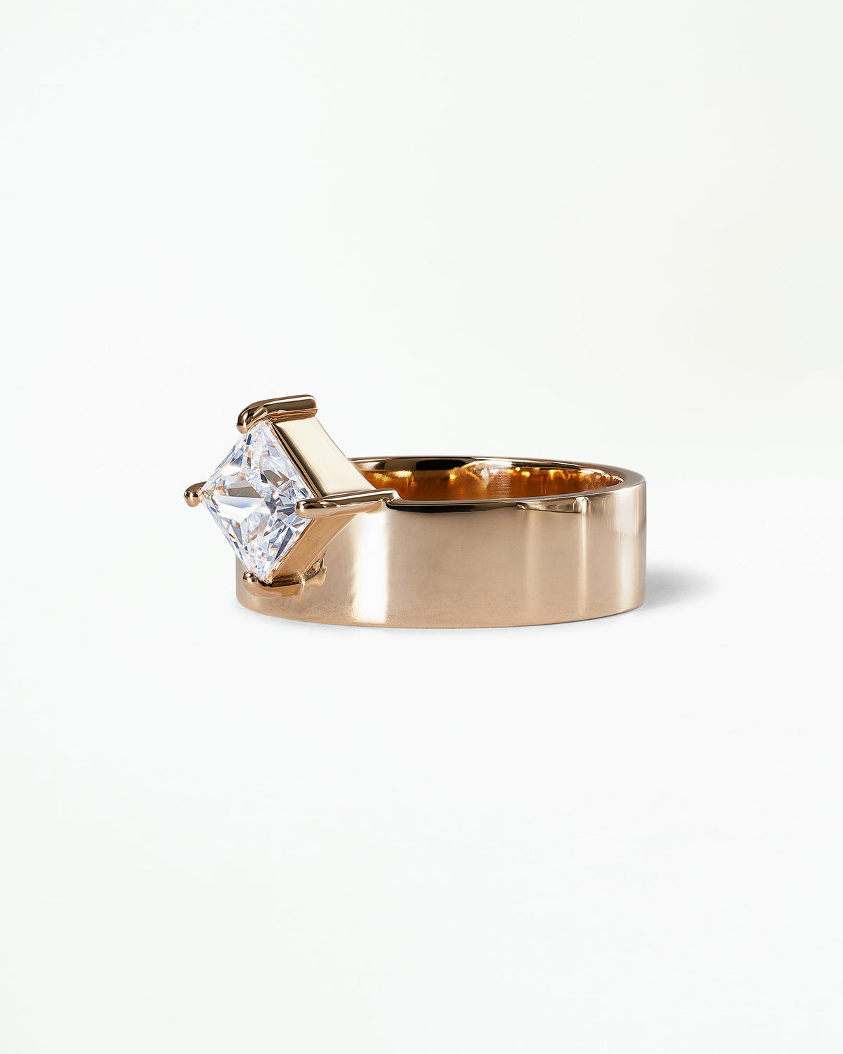 [lifestyle]Princess Cut Diamond Monolith Ring