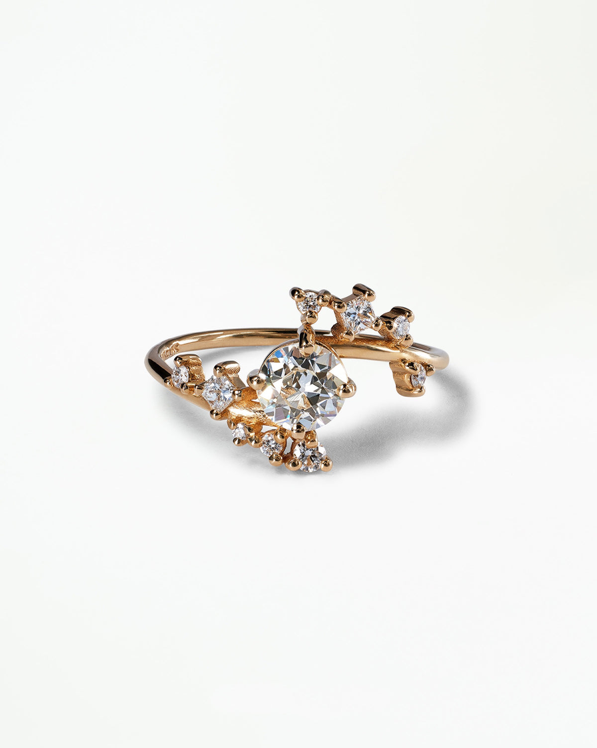 [lifestyle]Round Brilliant Cut Diamond Celestial Ring