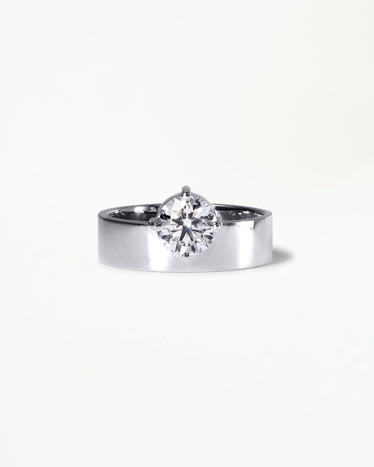 [lifestyle]Round Brilliant Cut Diamond Monolith Ring