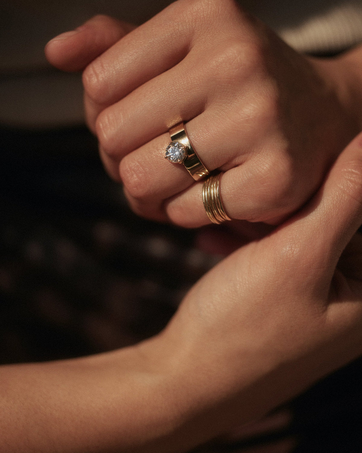[lifestyle]Round Brilliant Cut Diamond Monolith Ring