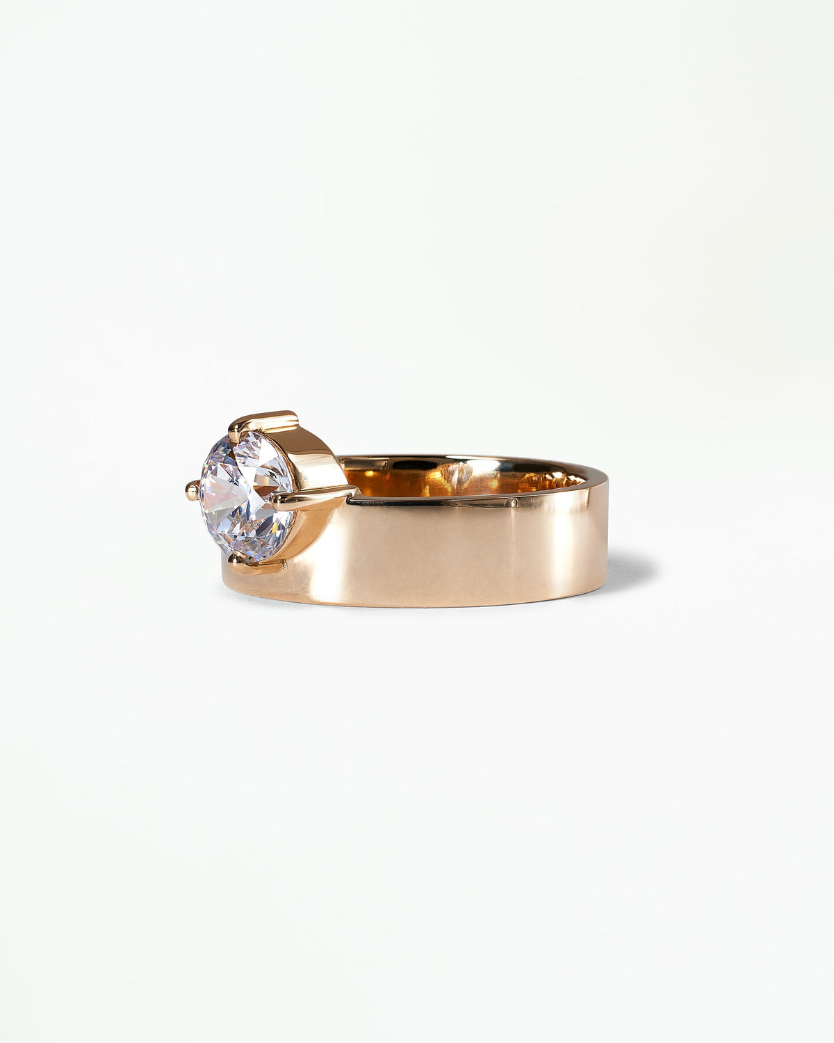 [lifestyle]Round Brilliant Cut Diamond Monolith Ring