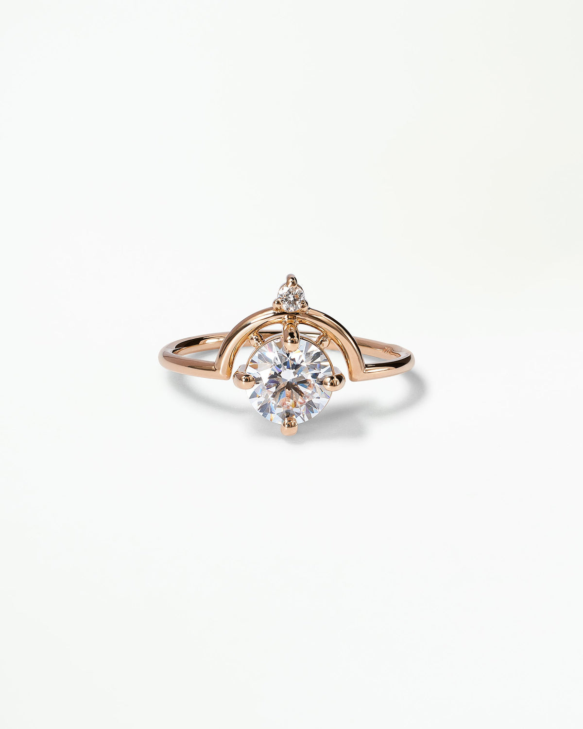 [lifestyle]Round Brilliant Cut Diamond Nestled Ring