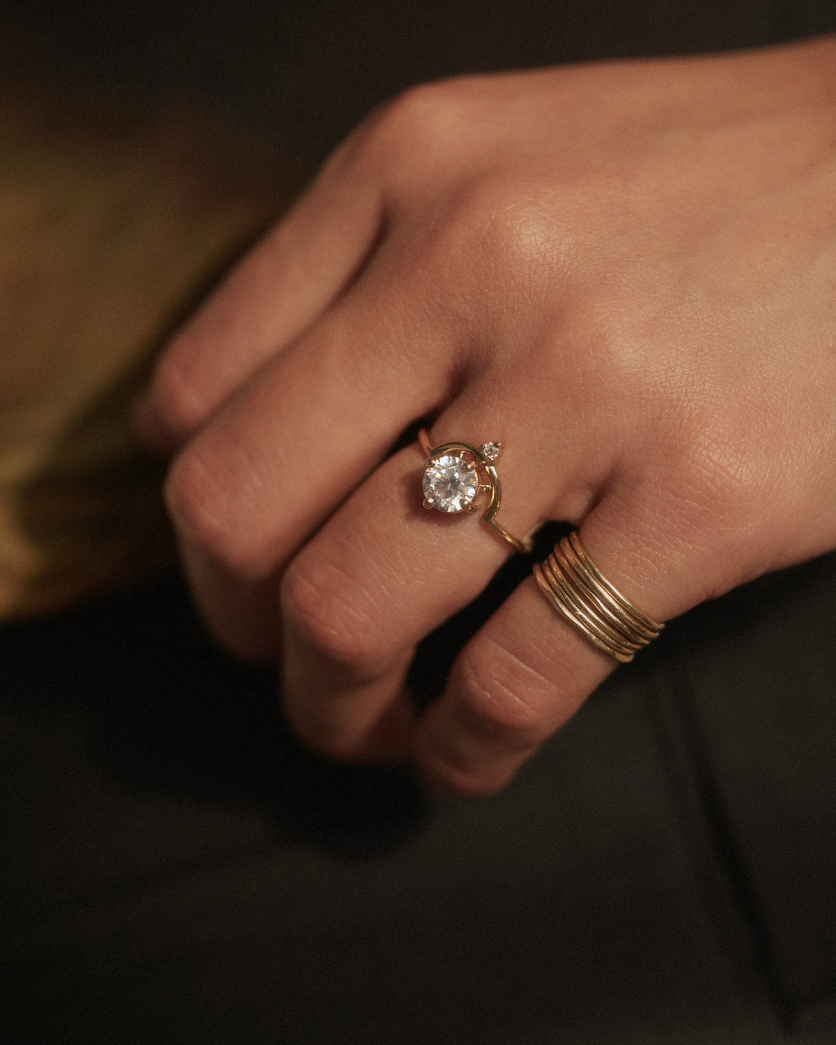 [lifestyle]Round Brilliant Cut Diamond Nestled Ring