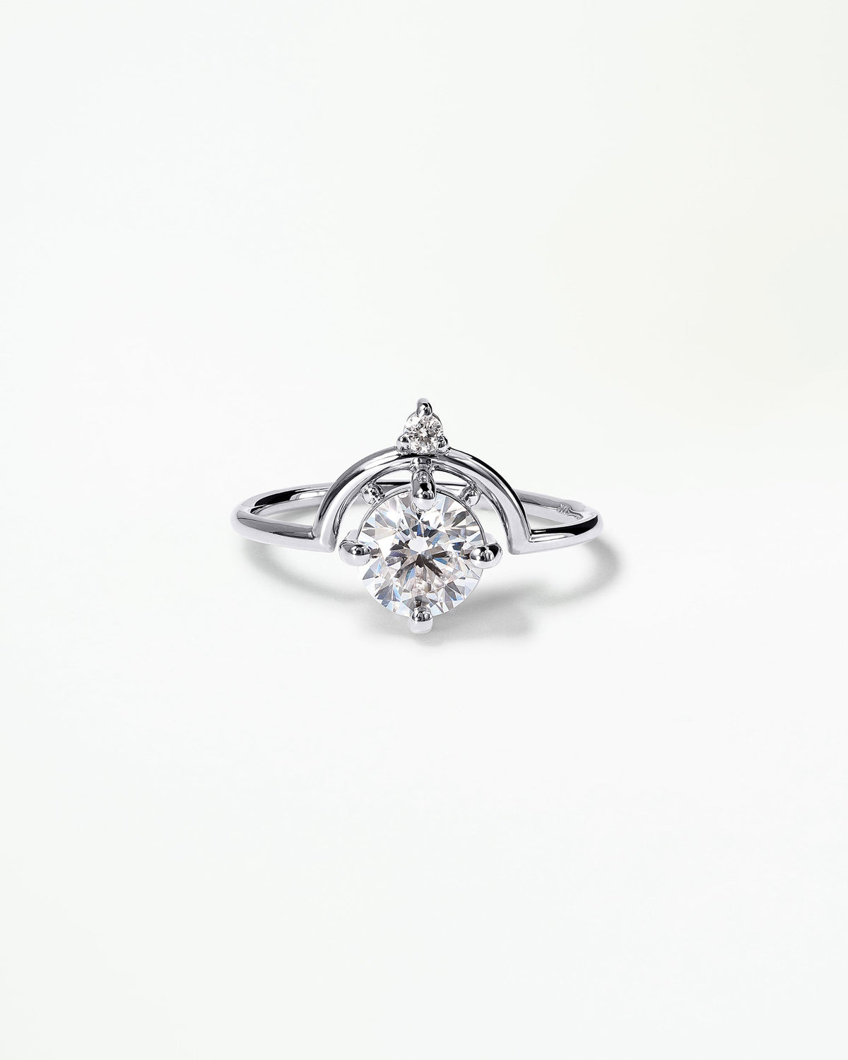 [lifestyle]Round Brilliant Cut Diamond Nestled Ring