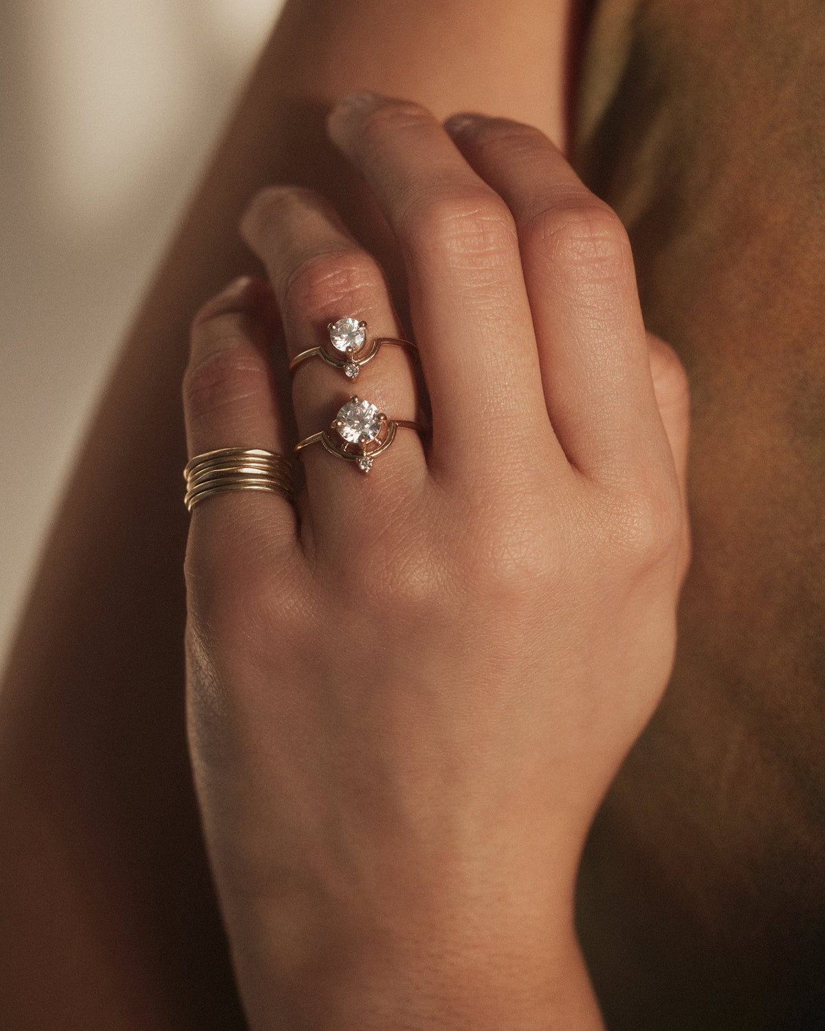 [lifestyle]Round Brilliant Cut Diamond Nestled Ring
