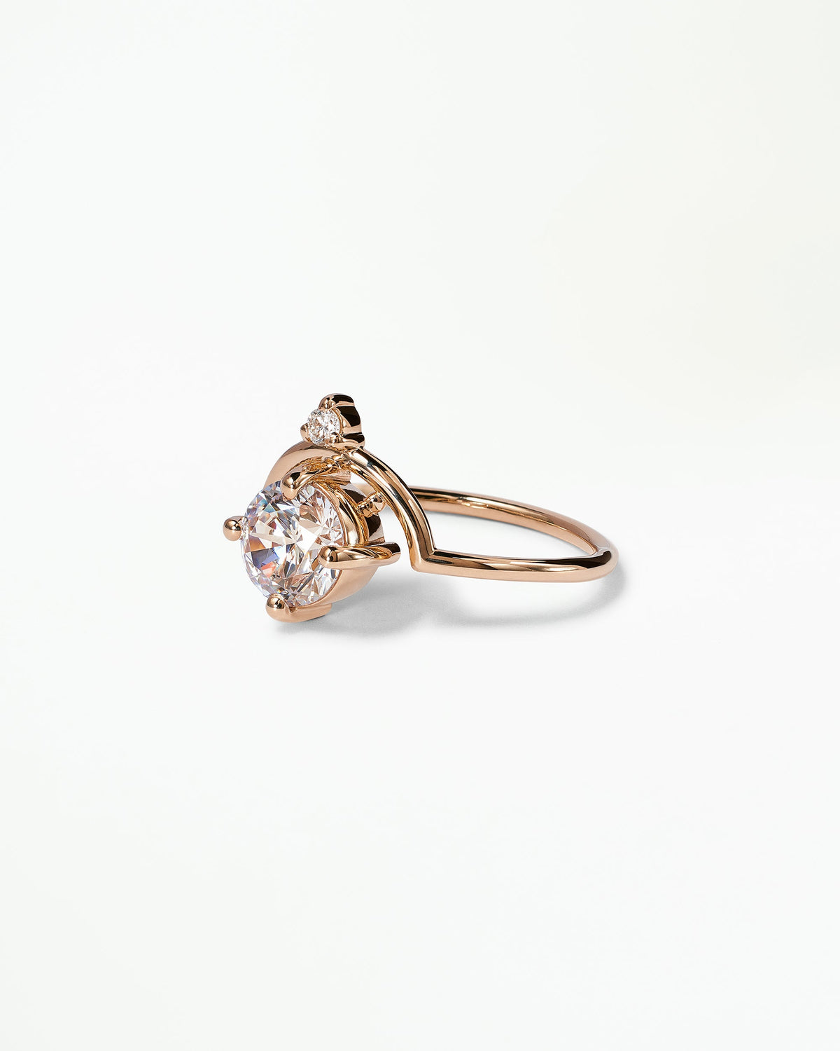 [lifestyle]Round Brilliant Cut Diamond Nestled Ring