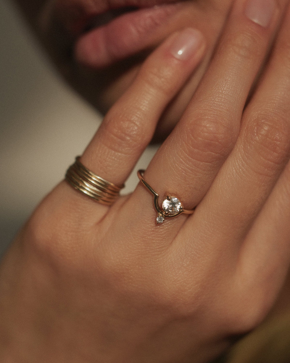 [lifestyle]Round Brilliant Cut Diamond Nestled Ring