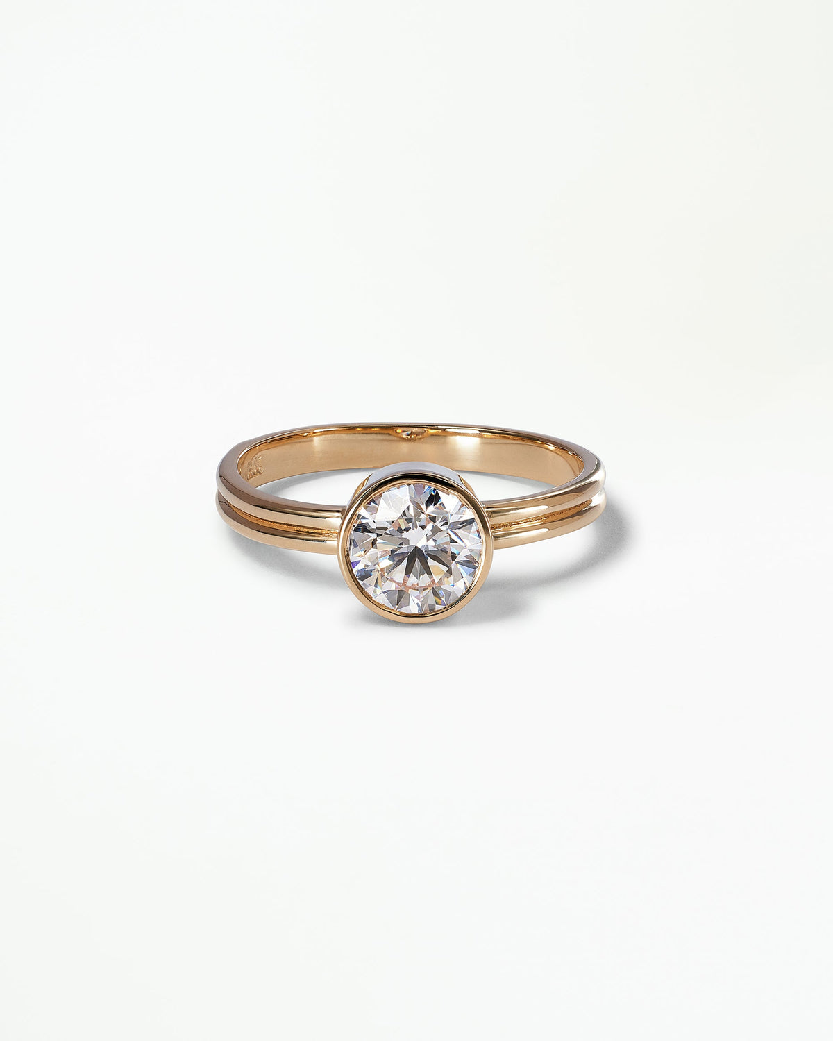 [lifestyle]Round Brilliant Cut Diamond Ridge Solitaire Ring