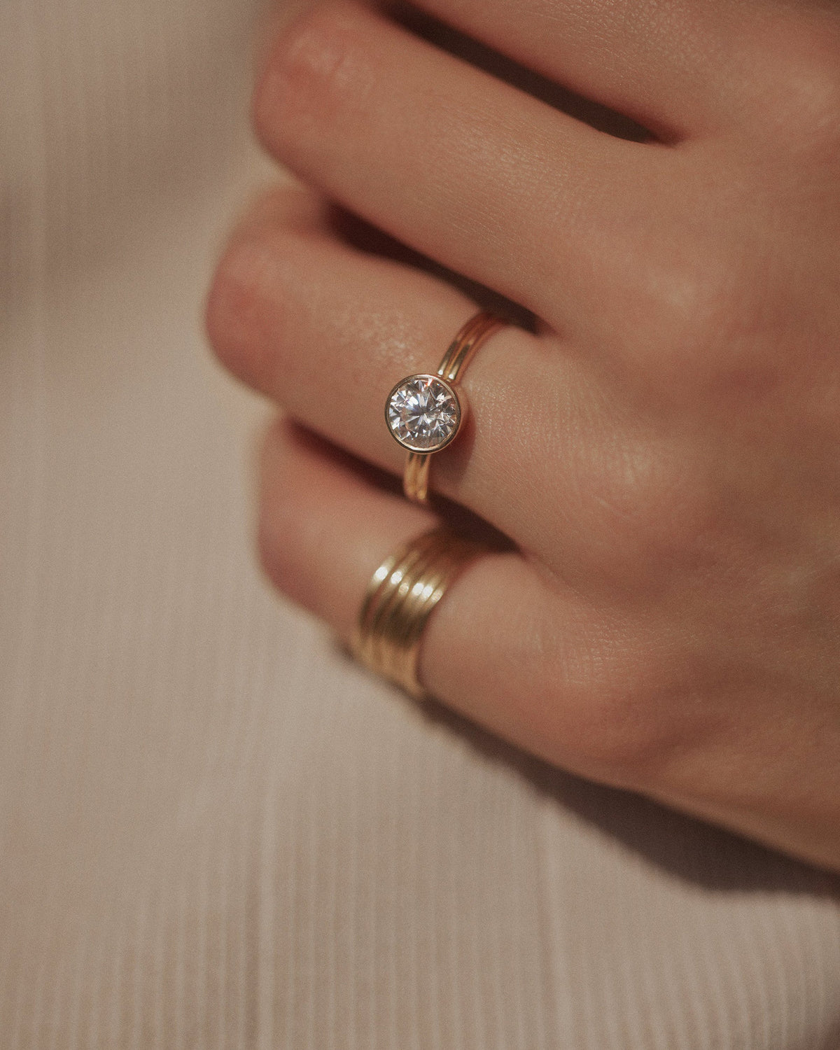 [lifestyle]Round Brilliant Cut Diamond Ridge Solitaire Ring