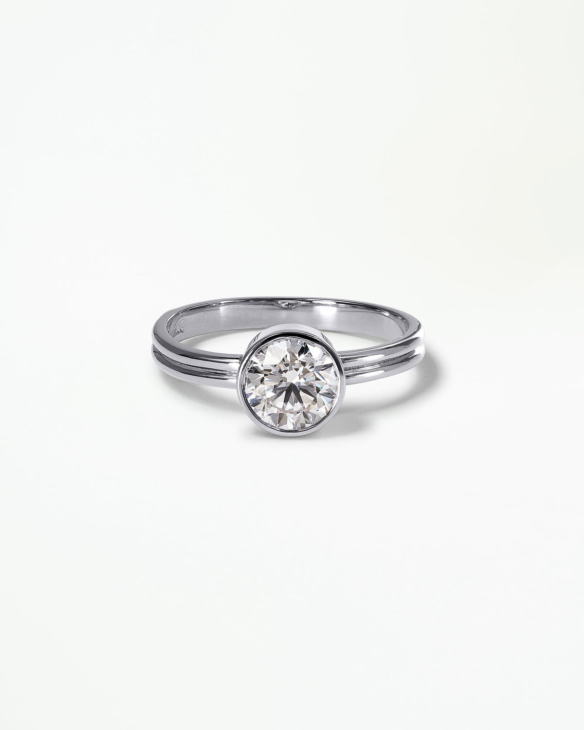 [lifestyle]Round Brilliant Cut Diamond Ridge Solitaire Ring