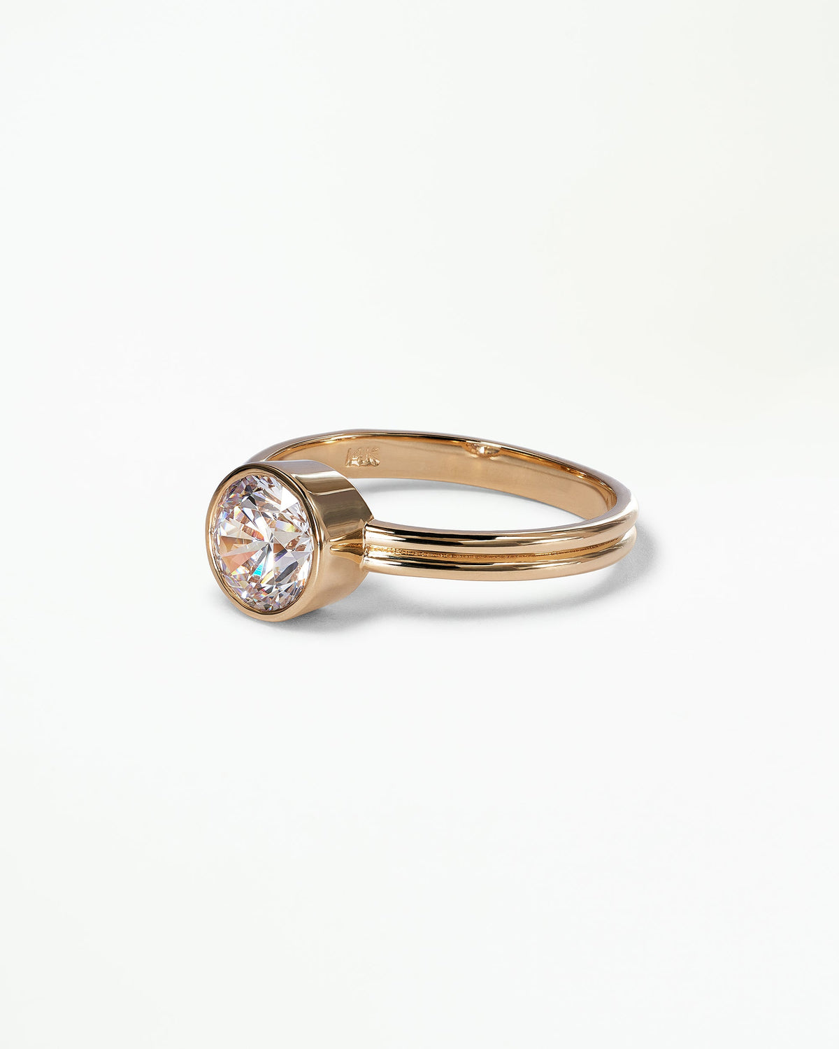 [lifestyle]Round Brilliant Cut Diamond Ridge Solitaire Ring