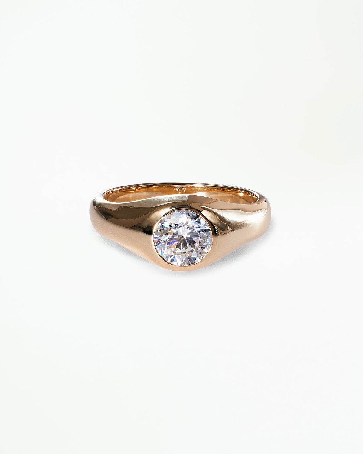 [lifestyle]Round Brilliant Cut Diamond Soft Signet Ring