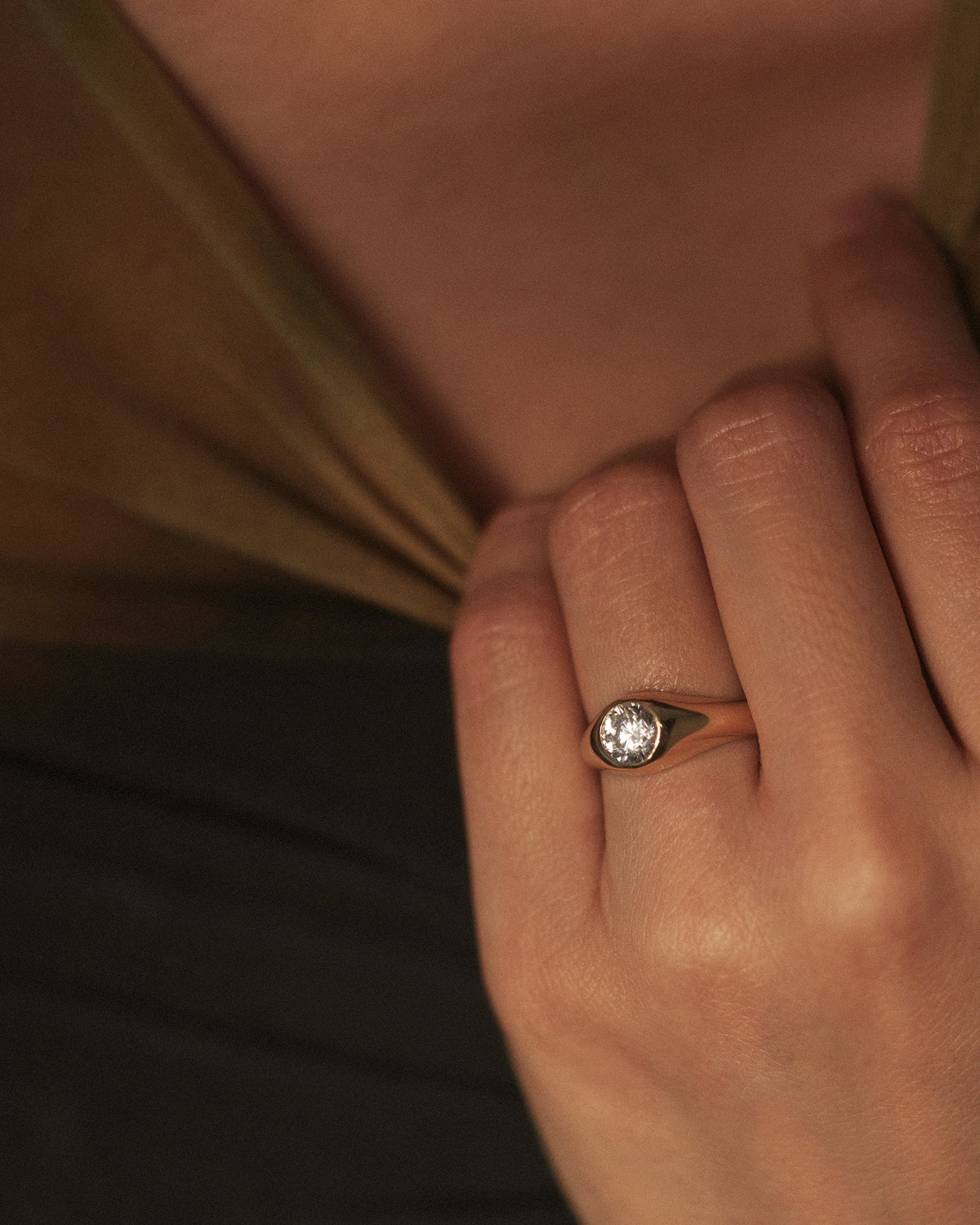 [lifestyle]Round Brilliant Cut Diamond Soft Signet Ring