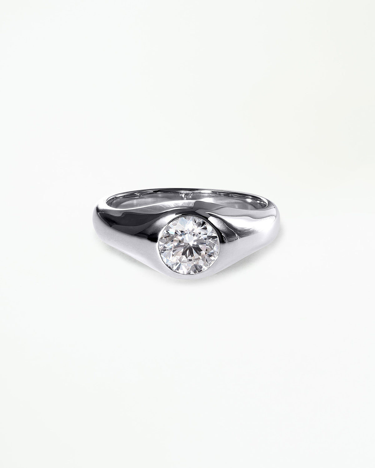 [lifestyle]Round Brilliant Cut Diamond Soft Signet Ring