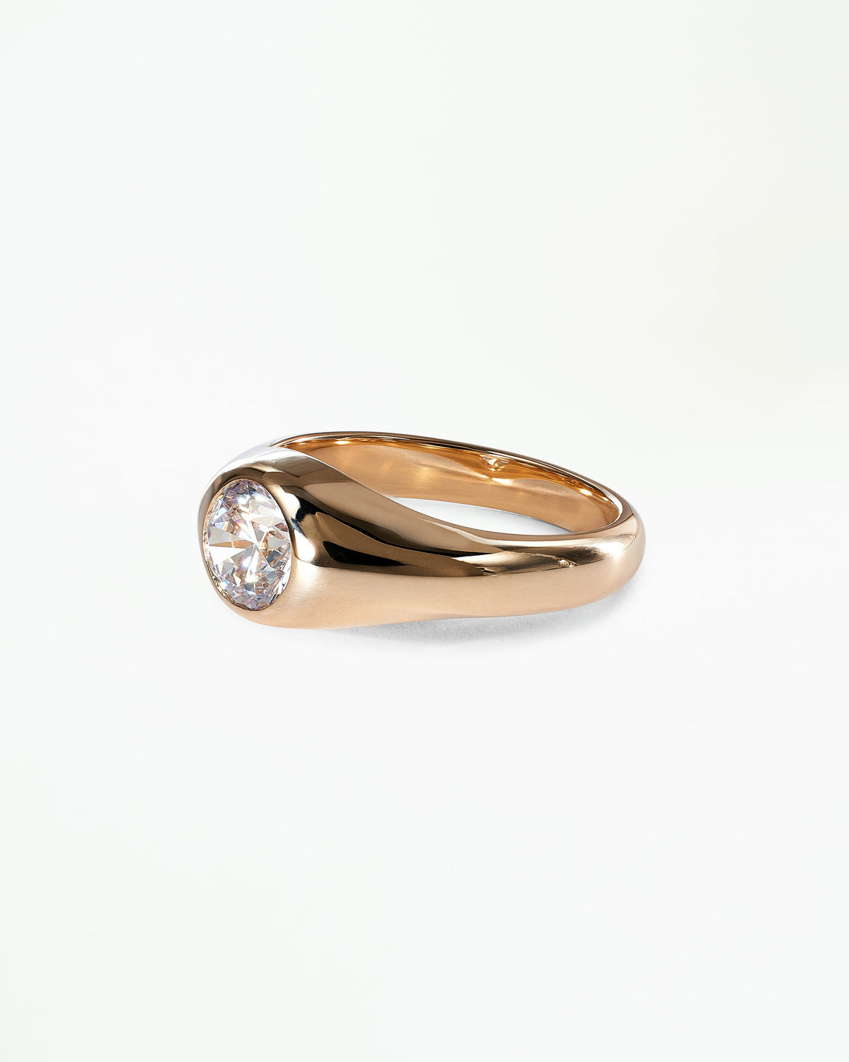 [lifestyle]Round Brilliant Cut Diamond Soft Signet Ring