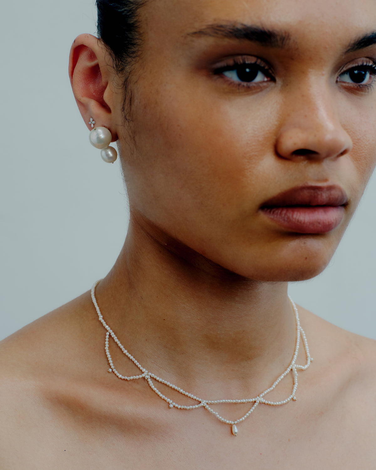 pearl necklace on model[lifestyle]