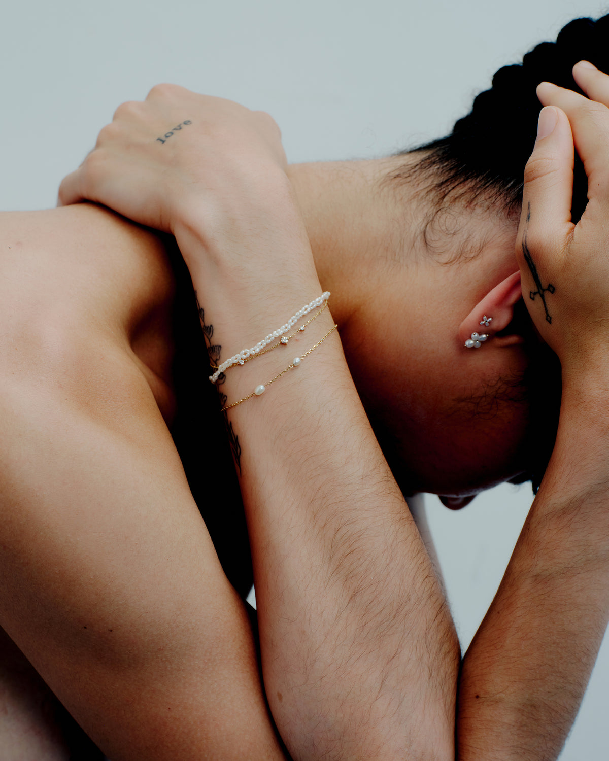 pearl bracelet on model[lifestyle]