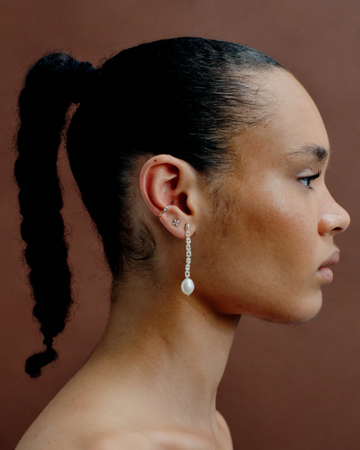 pearl earrings on model[lifestyle]